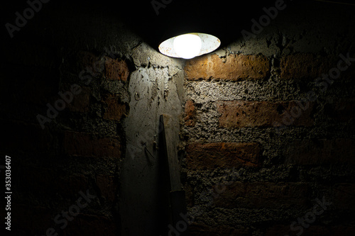 pequeña luz encendida en una esquina de paredes de ladrillo sólidos 