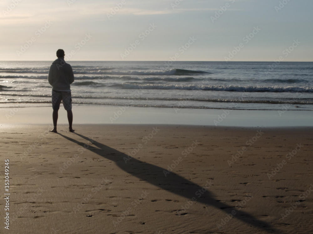 Persona y su sombra en la playa