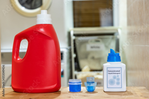Fotografia Comparison of regular and concentrated laundry liquid detergent with washing mac