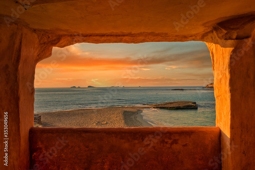 Obraz na płótnie Window to Cala Comte de Ibiza at sunset w salonie
