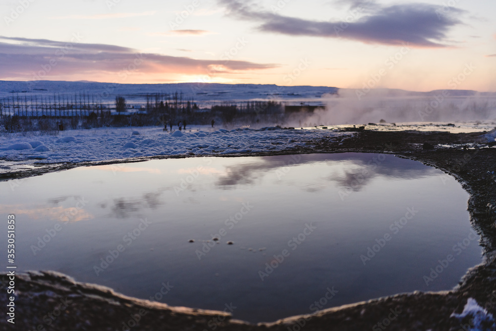 Spiegelung von heißen Quellen in Island bei Sonnenaufgang