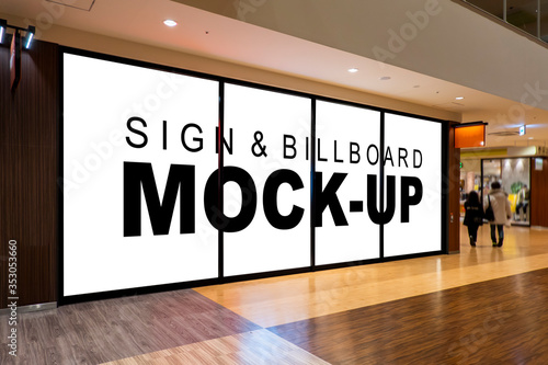 Quadro em tela Mock up blank billboard on glassy showcase in shopping mall