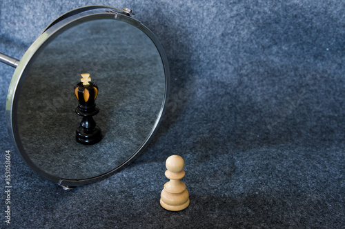 Quadro su tela White chess pawn reflected as a black king.