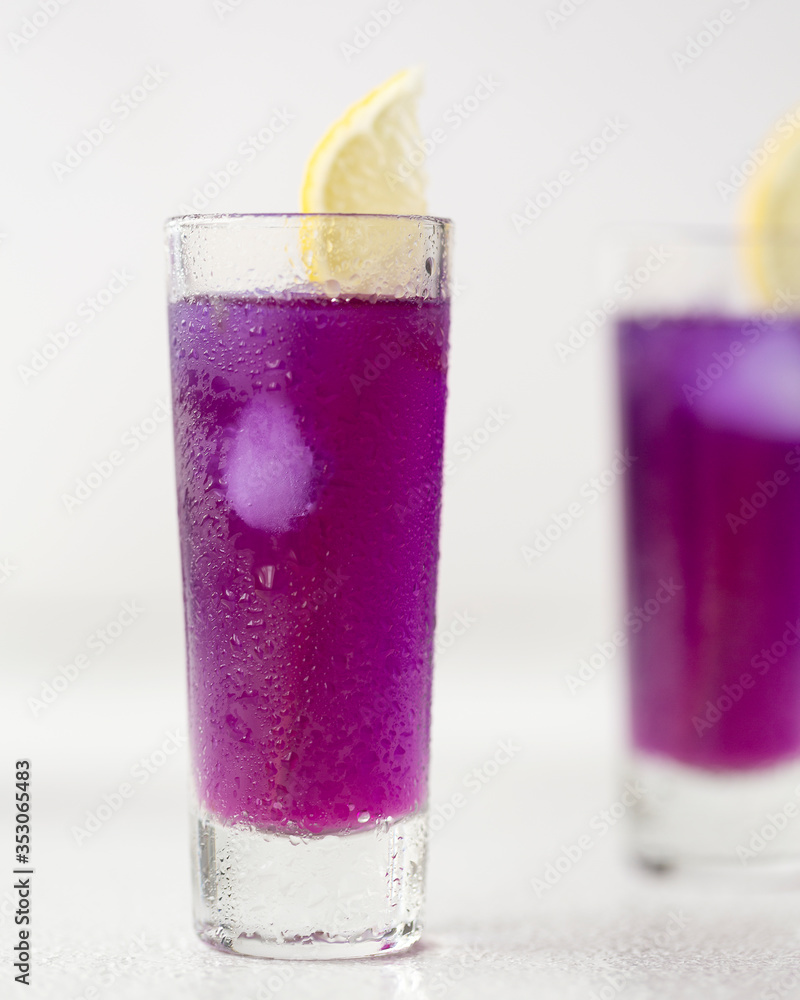 Alcohol drink gin with lemon and ice. Blue Gin with lemon juice. Iced drink (cocktails). Alcohol drink gin with lemon and ice. Blue Gin with lemon juice. Iced drink (cocktails).