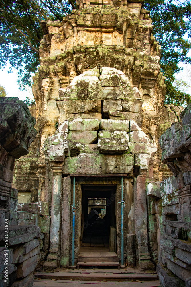 Fototapeta premium A beautiful view of Ta Phrom temple at Siem Reap, Cambodia.
