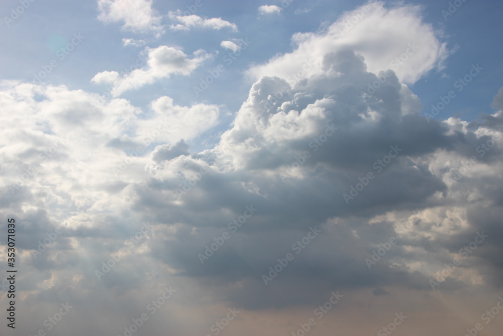 Obraz premium dark blue cloud with white light sky background and city light midnight evening time