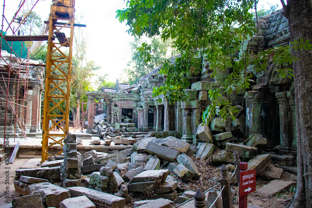 Fototapeta premium A beautiful view of Ta Phrom Temple at Siem Reap, Cambodia.
