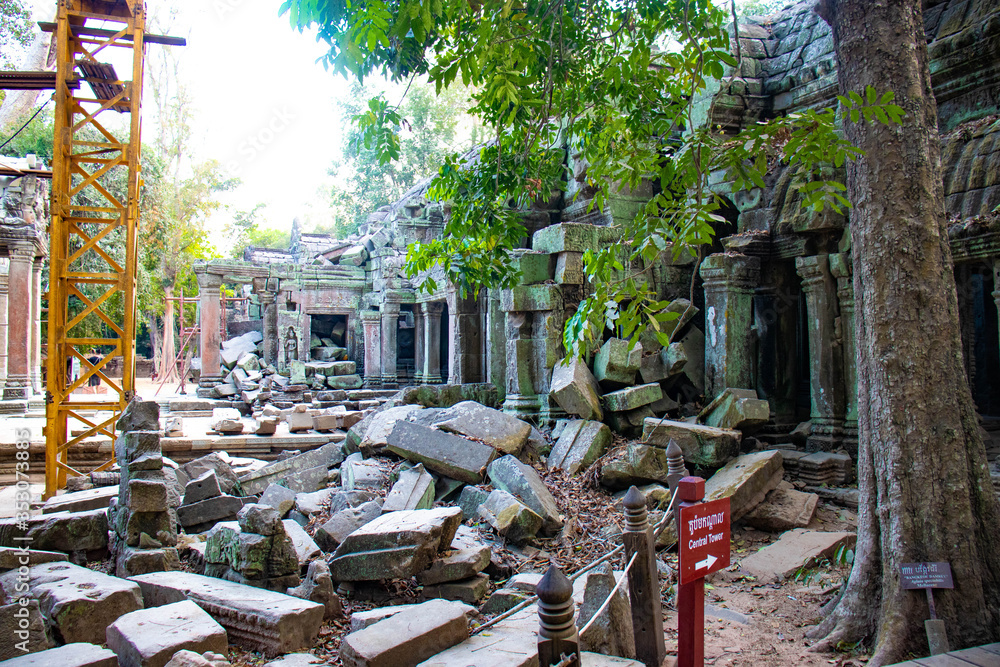 Fototapeta premium Piękny widok na świątynię Ta Phrom w Siem Reap w Kambodży.