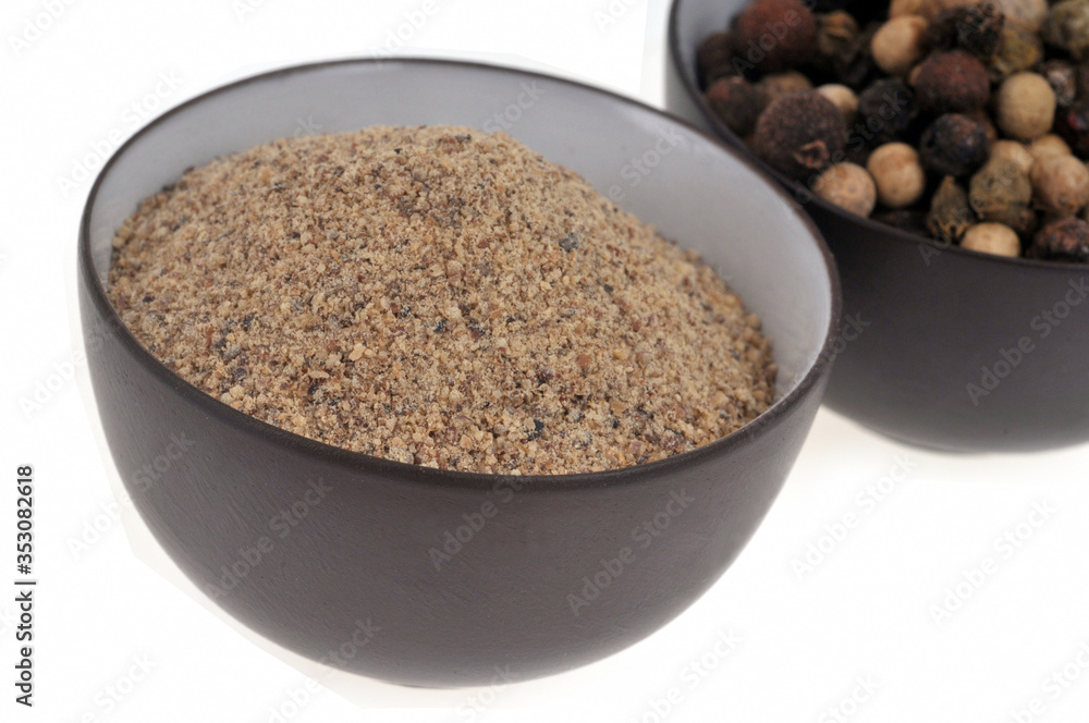 Ramequin de poivre blanc et ramequin de poivre en grains en gros plan sur fond blanc Ramequin de poivre blanc et ramequin de poivre en grains en gros plan sur fond blanc