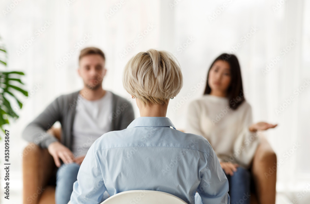 Obraz premium Psychologist Sitting Back To Camera During Appointment In Office