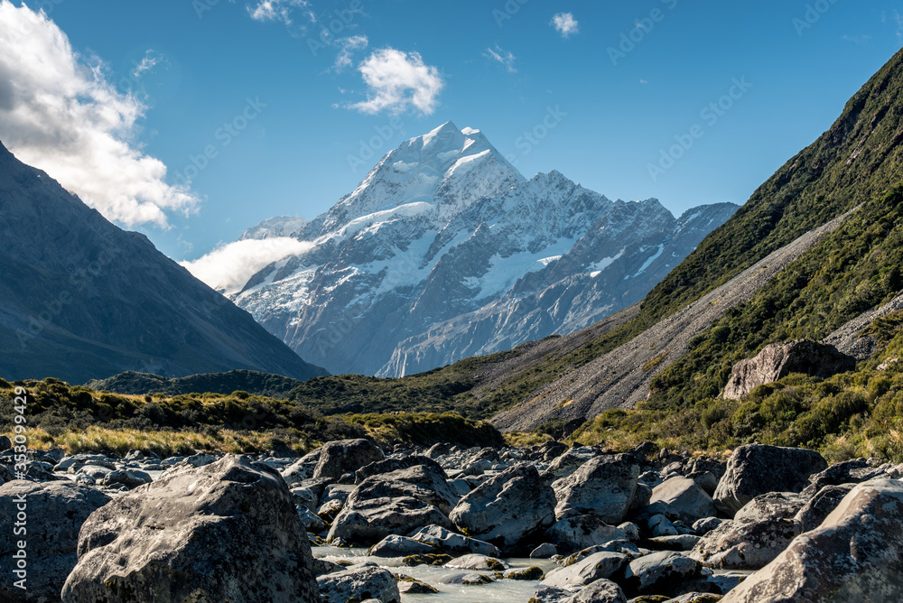 the peak mountain in the south island of new-zealand