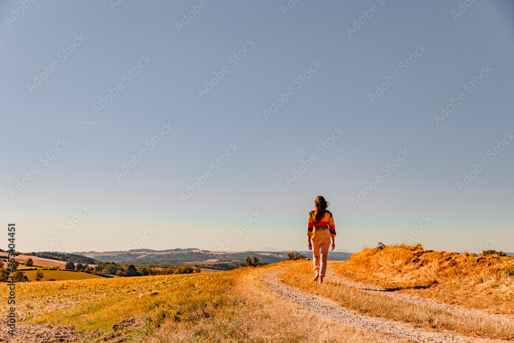 Frau läuft barfuß auf Wanderweg Frau läuft barfuß auf Wanderweg