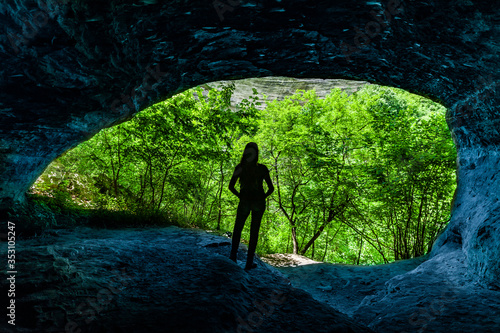 Silhouette einer Frau in einer Höhle