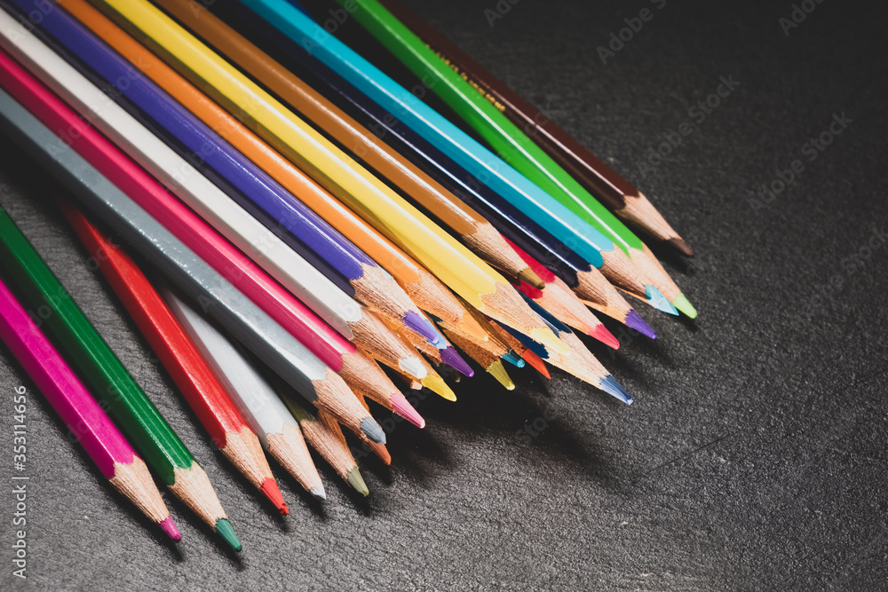 Matite colorate per la scuola ai tempi del covid-19, sfondo nero per il coronavirus Matite colorate per la scuola ai tempi del covid-19, sfondo nero per il coronavirus