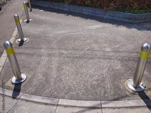 Social distance. Easy-to-understand image.