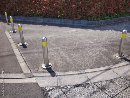 Social distance. Easy-to-understand image.