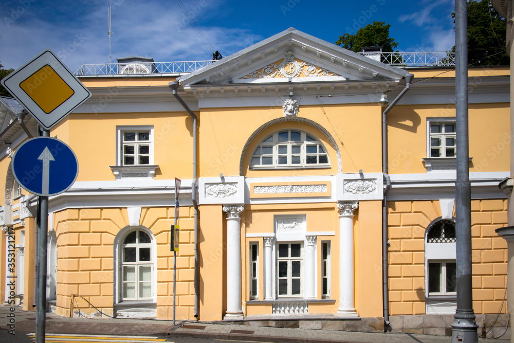 Yauzskaya Hospital (Medsantrud). It was built in the 1790s as the palace of Batashov, since 1878 this is the municipal hospital.
