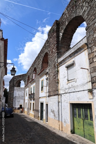 Fototapeta Naklejka Na Ścianę i Meble -  Prata Aqueduct in Evora