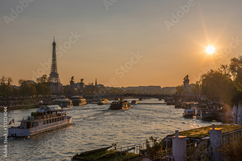 Obraz na płótnie sunset over seine river in Paris with Eiffel tower, Pont Alexandre III bridge, and cruise boats w salonie
