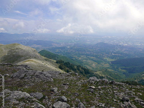 suggestivo panorama sui monti Lepini in italia, salendo al Monte Semprevisa © tiziana