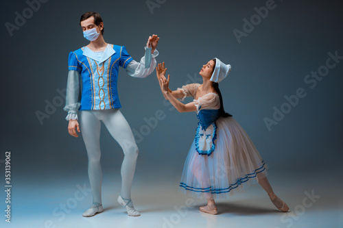Φωτογραφία Modern Cinderella not trying the slipper on, but protective face mask