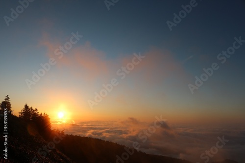 国道最高点２９２号線から見る夜明けの日の出と雲海の光景
