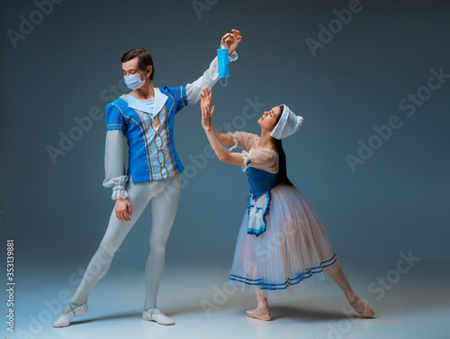 Φωτογραφία Modern Cinderella not trying the slipper on, but protective face mask