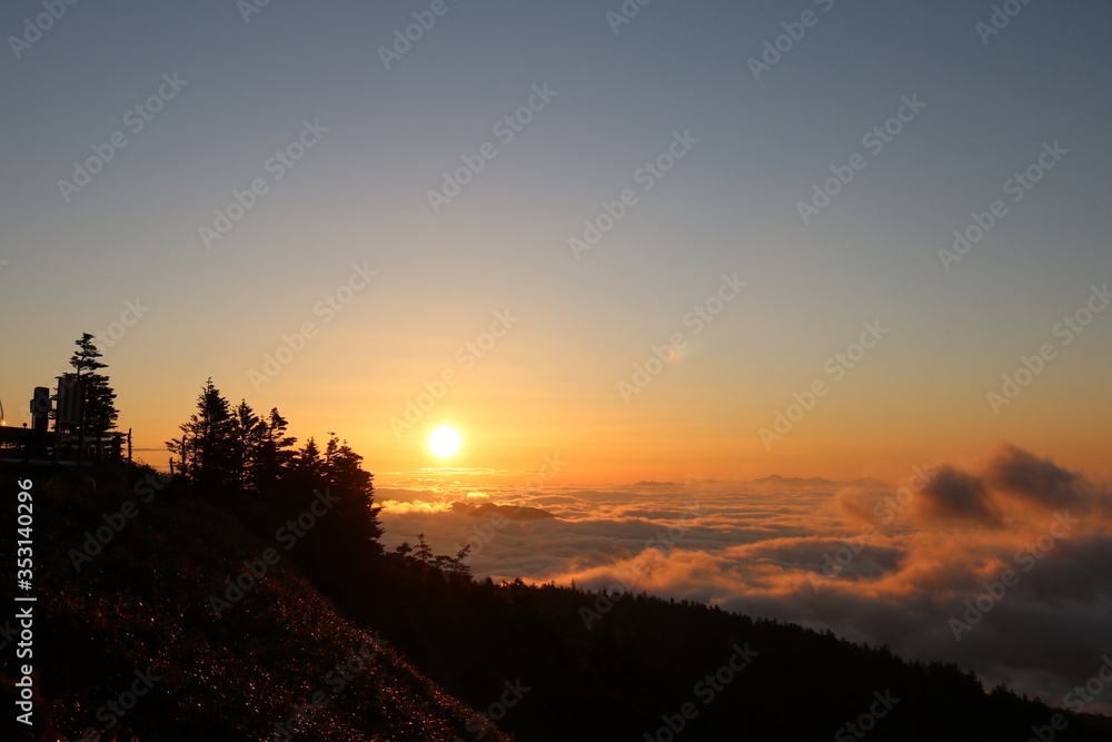 Fototapeta premium 国道最高点292号線から見る夜明けの日の出と雲海の光景