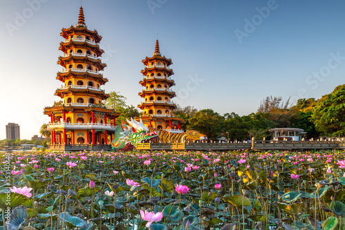 Obraz na płótnie Kaohsiung, Taiwan Lotus Pond's Dragon and Tiger Pagodas w salonie