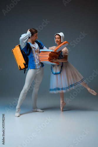 фотографія Modern Cinderella and prince hurrying up, deliverying pizza