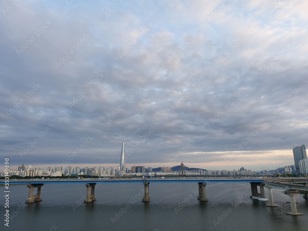 타워가 보이는 한강과 하늘 / River and Sky with Bridge