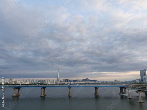 타워가 보이는 한강과 하늘 / River and Sky with Bridge © Lana
