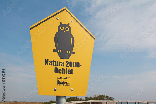 Schild Natura 2000 an der Ostsee photo