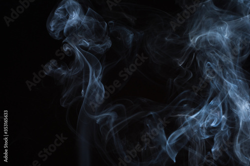 dym z kadzidełka na czarnym tle