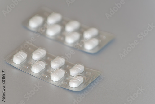 Canvastavla Antibiotics (prescription drug) lying on a gray background.