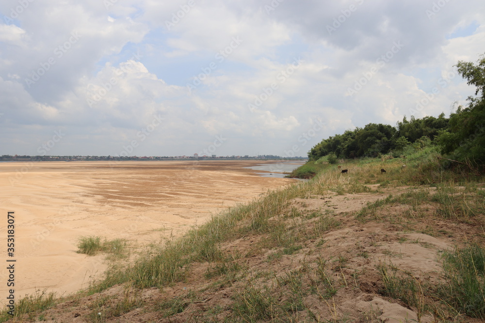 Plage sur le fleuve Mékong à Kratie, Cambodge	