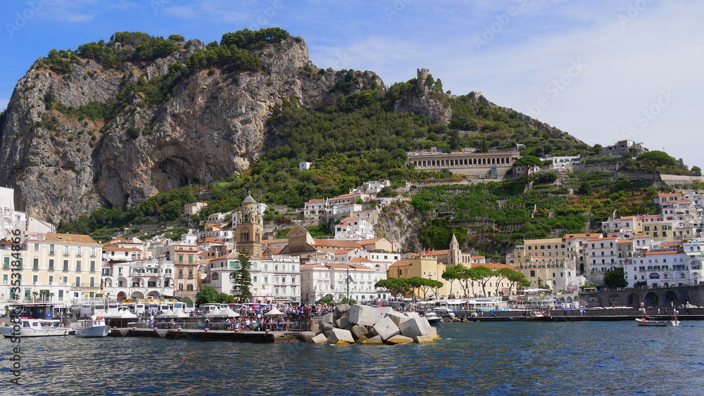 Panoramablick auf Amalfi an der Amalfiküste im Golf von Neapel