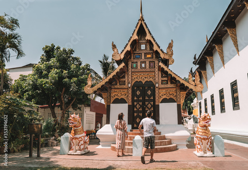 Photography Couple watches a buddhist temple in the city of Chiang Mai, Thailand
