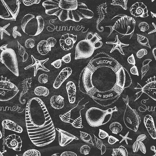 Summer set on the blackboard. Hand drawn retro icons summer beach set on a grunge chalkboard background. Vintage style. Seamless pattern. Vector illustration.