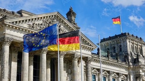 Deutsches Parlamentsgebäude, Reichstag von außen,
Deutschland Fahne, Europa Fahne, Bundestag