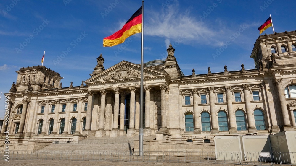 Fototapeta premium Deutsches Parlamentsgebäude, Reichstag von außen, Deutschland Fahne, Europa Fahne, Bundestag