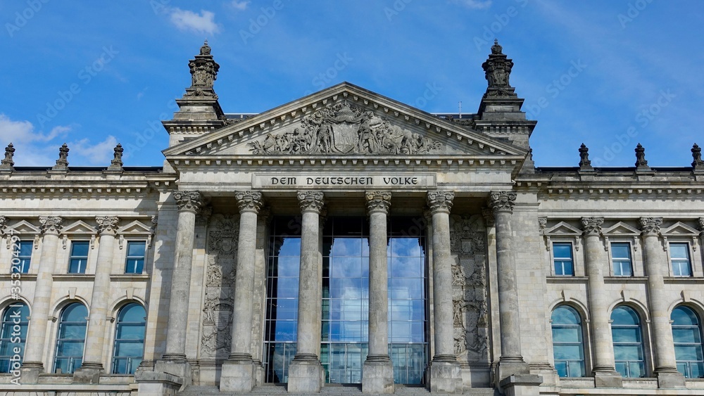 Fototapeta premium Deutsches Parlamentsgebäude, Reichstag von außen, Deutschland Fahne, Europa Fahne, Bundestag