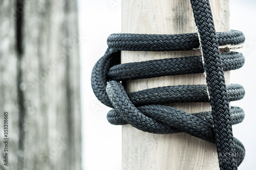 Segel Knoten an Holzpfahl