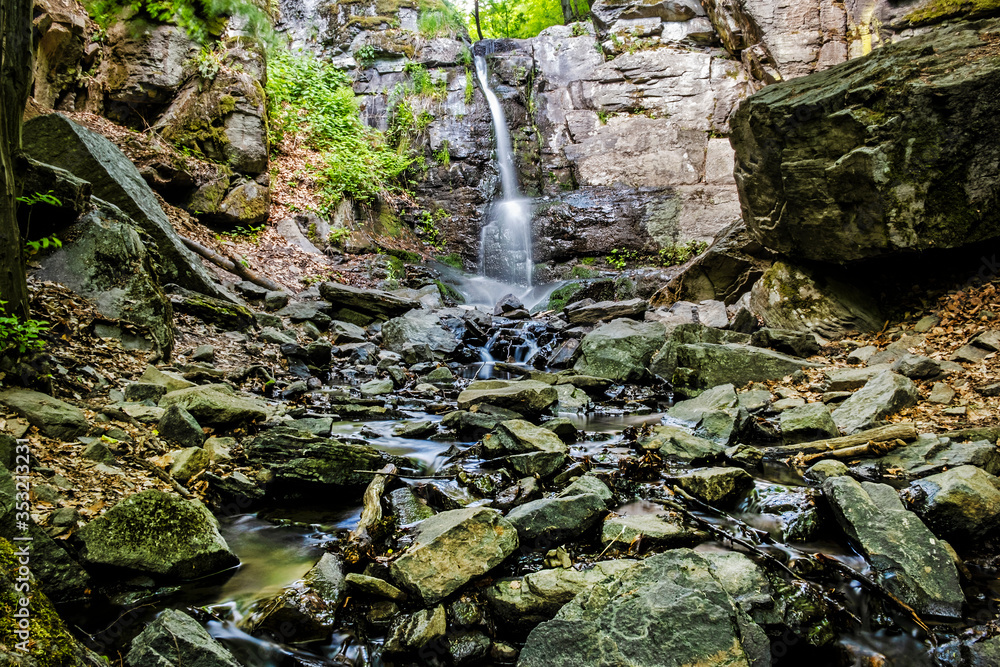 Obraz premium Starohutsky waterfall, Slovakia, seasonal natural scene