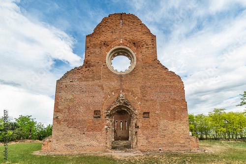 Foto Novi Becej, Serbia - May 25, 2020: Arača (Hungarian: Aracs) is a medieval Romanesque church ruin located about 12 km of Novi Bečej, Serbia
