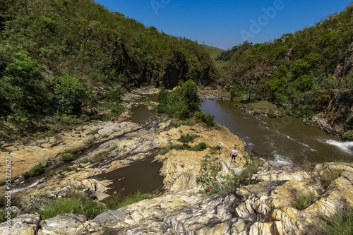 Imagem exuberante da natureza do topo da Cachoeira Maria Augusta, na Serra da Canastra, Minas Gerais, Brasil.