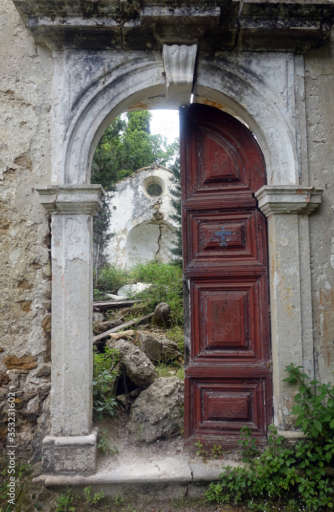 Tür am Kloster Panagia von Arkoudila im Süden von Korfu