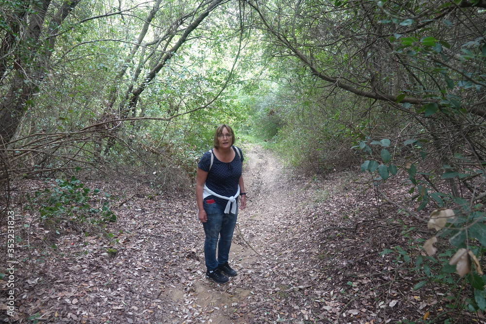 Obraz premium Wandern in einem Wald am Kap Asprokavos auf Korfu