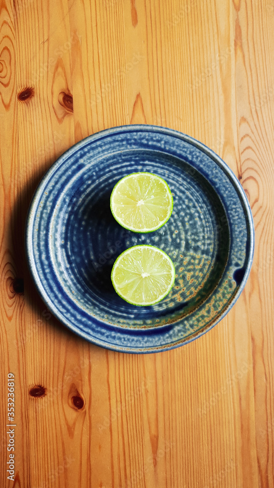limones sobre la mesa, limas sobre la mesa de madera limones sobre la mesa, limas sobre la mesa de madera