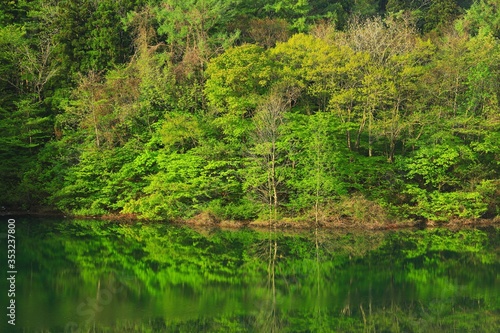 春の錦秋湖